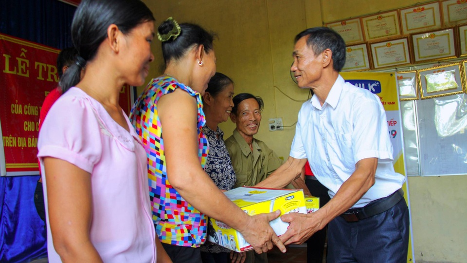 Gia đình Công Phượng cổ vũ U22 Việt Nam bằng hành động ý nghĩa - 4 Gia đình Công Phượng cổ vũ U22 Việt Nam bằng hành động ý nghĩa - 4