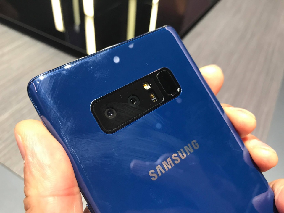 Trên tay Galaxy Note8 camera kép vừa ra mắt tại New York - 7 Một sự thay đổi khác của Note8 đó là camera kép 12MP phía sau với tính năng chống rung quang học (OIS) trên cả ống kính góc rộng và ống kính tele.