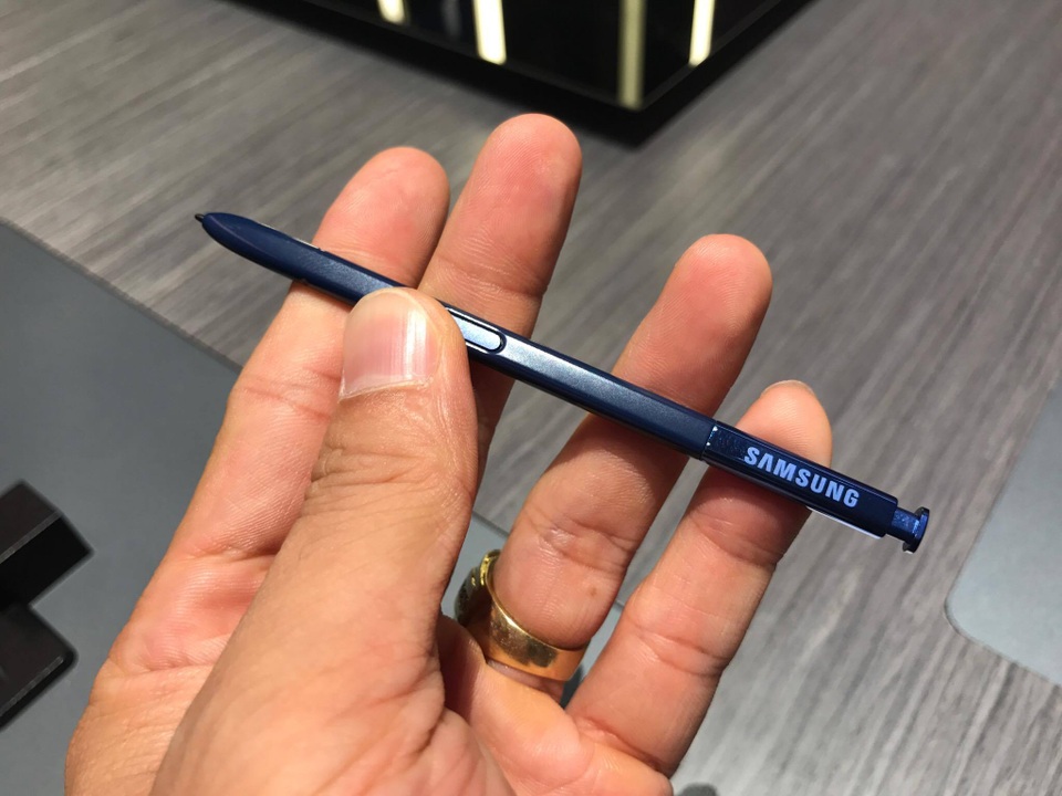 Trên tay Galaxy Note8 camera kép vừa ra mắt tại New York - 3
Không chỉ thay đổi trong màn hình, một điểm nhấn khác của Note8 đó là S Pen, một hương vị không thể thiếu trên Galaxy Note. Trên phiên bản mới, S Pen được cải tiến để mang đến những phương thức hoàn toàn mới để viết, vẽ, và tương tác với điện thoại cũng như giao tiếp với bạn bè.