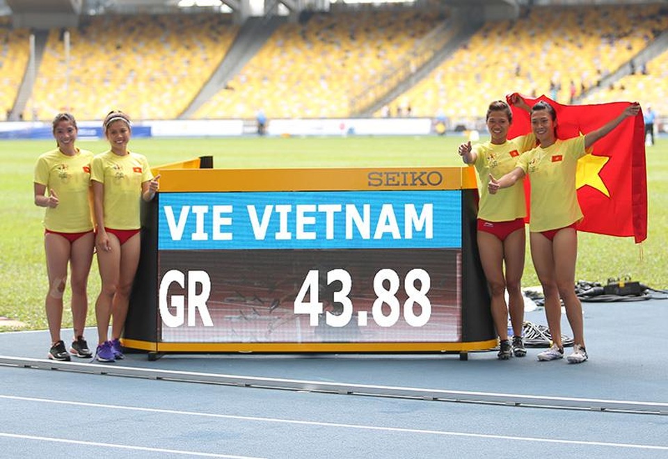 Nhật ký SEA Games 29 ngày 25/8: Kình ngư 15 tuổi Kim Sơn phá kỷ lục SEA Games - 33
Các cô gái chạy nội dung 4x100m bên kỉ lục mới SEA Games do chính họ tạo ra, ảnh: Q.H