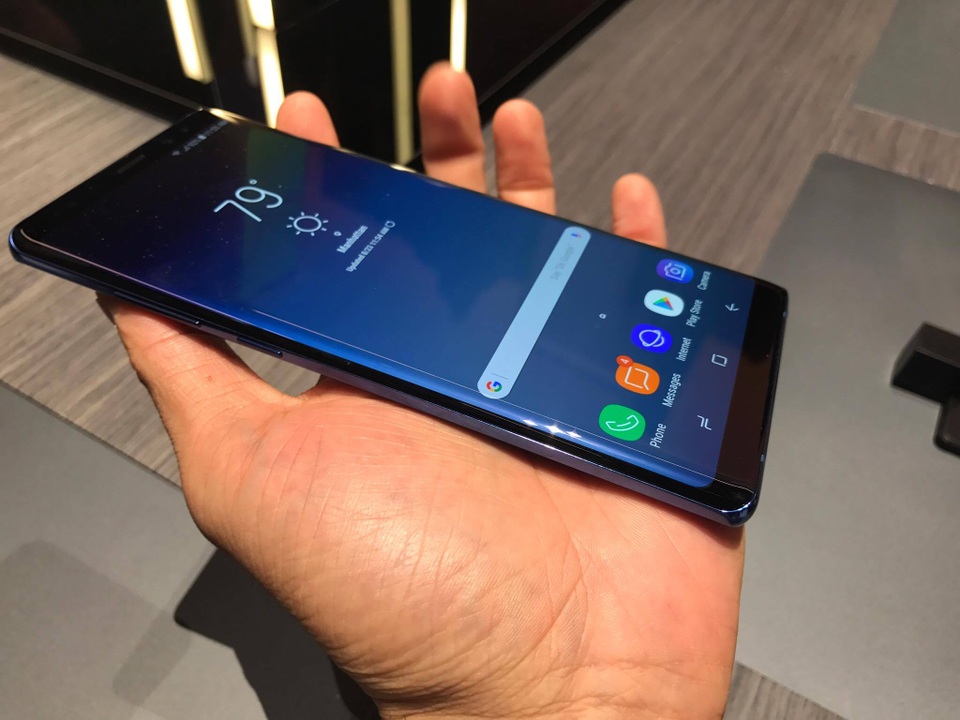 Trên tay Galaxy Note8 camera kép vừa ra mắt tại New York - 2 Việc trang bị màn hình công nghệ Infinity Display sẽ giúp cho máy trông gọn gàng hơn nhưng có trải nghiệm tốt trên màn hình lớn. Màn hình Infinity Display sẽ tạo ra lợi thế viền siêu mỏng, giúp cho người dùng có thể trải nghiệm hình ảnh tốt hơn.