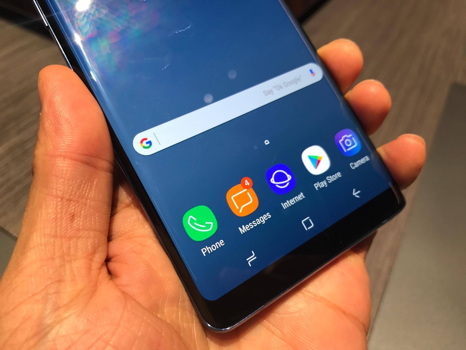 Trên tay Galaxy Note8 camera kép vừa ra mắt tại New York - 10 Về cấu hình, Galaxy Note8 trang bị vi xử lý Octa core (2.3GHz Quad + 1.7GHz Quad), 64bit trên tiến trình 10 nm, RAM 6 GB, bộ nhớ tùy chọn bắt đầu từ 64 GB, 128 GB và cuối cùng là 512 GB.