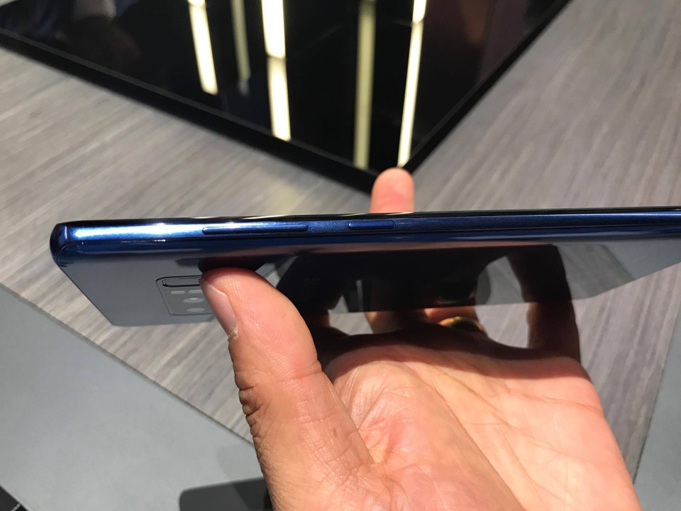 Trên tay Galaxy Note8 camera kép vừa ra mắt tại New York - 12 Ngoài ra, máy hỗ trợ cảm biến vân tay ở mặt sau tương tự S8, cảm biến mống mắt và nhận diện khuôn mặt.