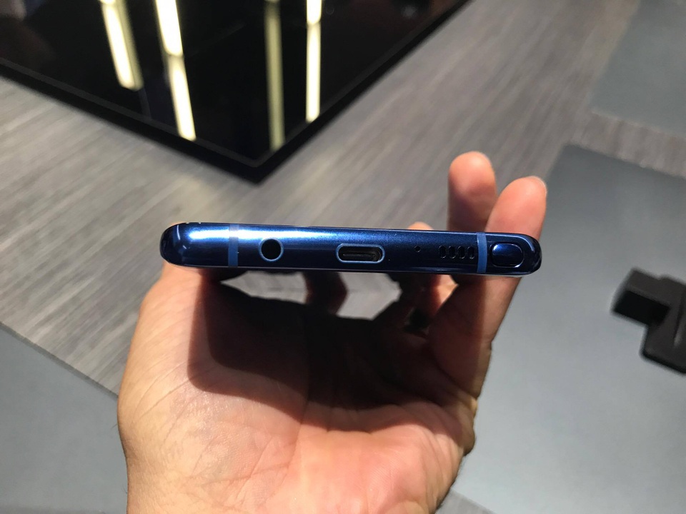 Trên tay Galaxy Note8 camera kép vừa ra mắt tại New York - 11 Bên trong máy tích hợp pin dung lượng 3.300 mAh, trang bị sạc không dây tương thích WPC và PMA. Máy còn hỗ trợ kháng nước bụi đạt chuẩn IP68.