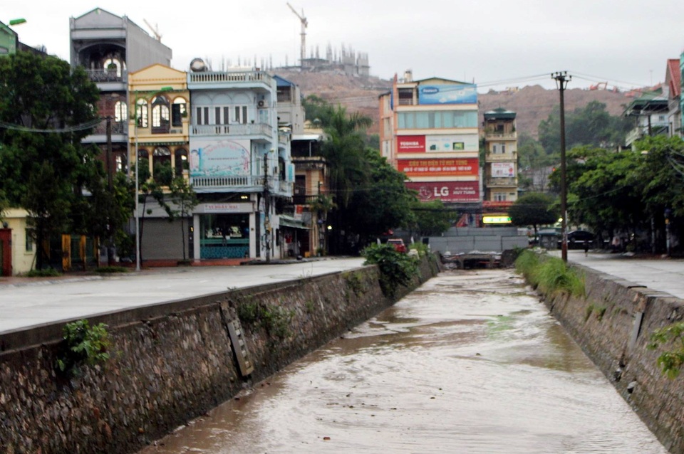 
Theo người dân, thủ phạm gây ra dòng nước màu đỏ chính là đất đỏ, bùn... từ các dự án phía trên đồi khi có mưa tràn xuống (ảnh CTV)
