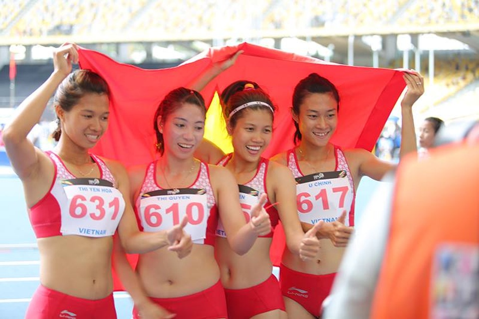 Nhật ký SEA Games 29 ngày 25/8: Kình ngư 15 tuổi Kim Sơn phá kỷ lục SEA Games - 32
Các cô gái chạy nội dung 4x100m ăn mừng chiến thắng, ảnh: Q.H