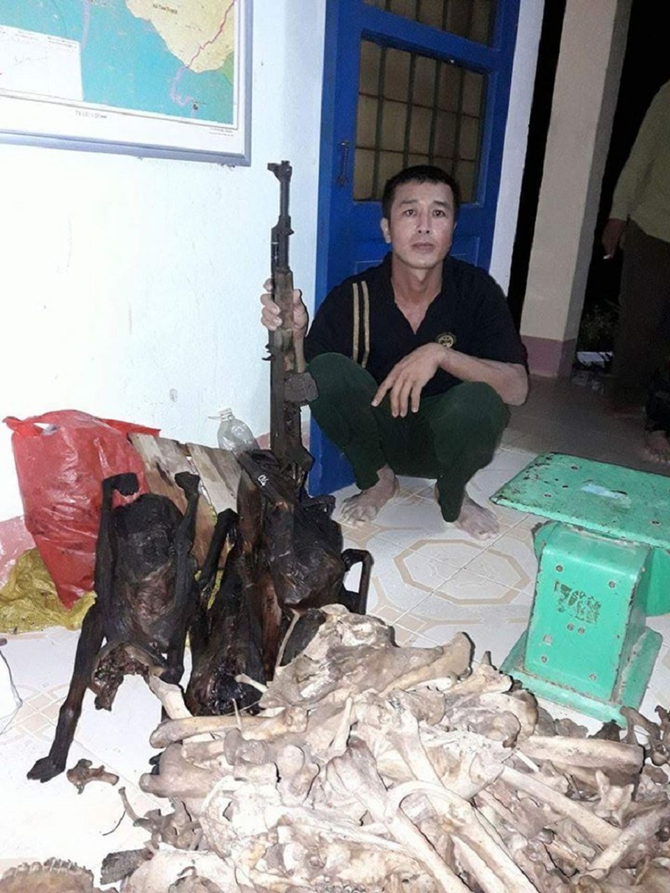 Ngang nhiên vác súng AK vào rừng di sản bắn động vật quý hiếm - 1 Đối tượng Ái và tang vật bị lực lượng kiểm lâm bắt giữ. (Ảnh kiểm lâm cung cấp)