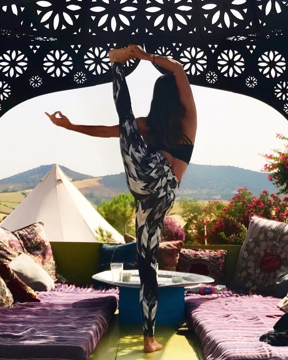 Người đẹp Anh phát ốm khi ngực ngày càng to - 8
Người đẹp 32 tuổi tin rằng Yoga là cách tốt nhất để chăm sóc sức khỏe và vóc dáng.