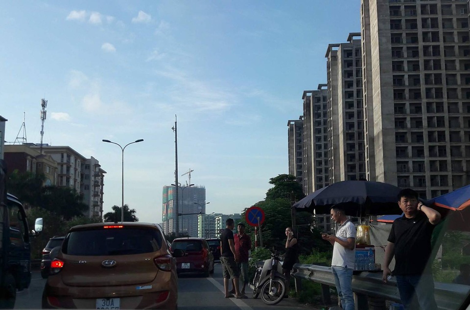 Cửa ngõ Hà Nội ùn dài từ sáng sớm ngày 2/9 - 4
Nhiều người đứng bắt xe ngay trên đường cao tốc khiến giao thông càng bị ảnh hưởng.