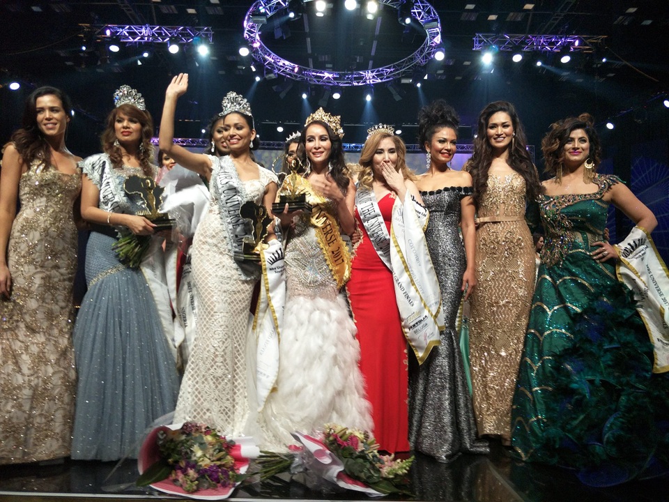 Người đẹp gốc Việt đăng quang Hoa hậu quý bà Hoàn vũ thế giới 2017 - 2 Quý bà Lưu Hoàng Trâm và các người đẹp lọt top chụp ảnh lưu niệm trong đêm chung kết.