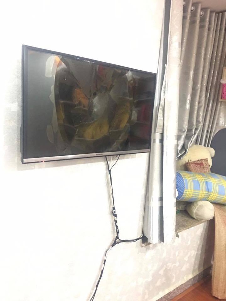 Người phụ nữ cầu cứu vì liên tục bị tình cũ đe dọa - 3
Bà Tuyết bị tạt sơn lên người khi lưu thông ngoài đường