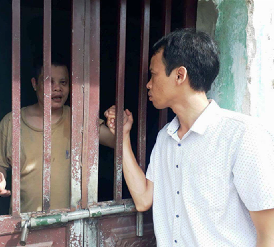 Cuộc đời khốn khổ của chàng kỹ sư bỗng dưng hóa điên - 1 Từ một kỹ sư giỏi, cuộc đời của anh bất ngờ chôn vùi bởi bốn bức tường từ khi hóa điên