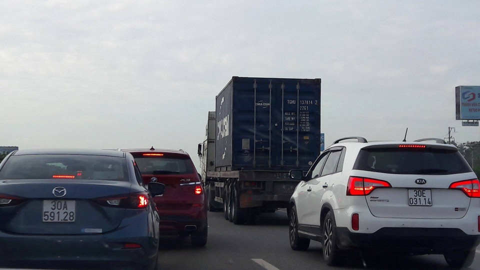 Cửa ngõ Hà Nội ùn dài từ sáng sớm ngày 2/9 - 3
Cửa ngõ Pháp Vân, từ 6h30 sáng nay, xe ô tô đã kéo thành hàng dài, dòng xe di chuyển ì ạch, nhích từng chút một.