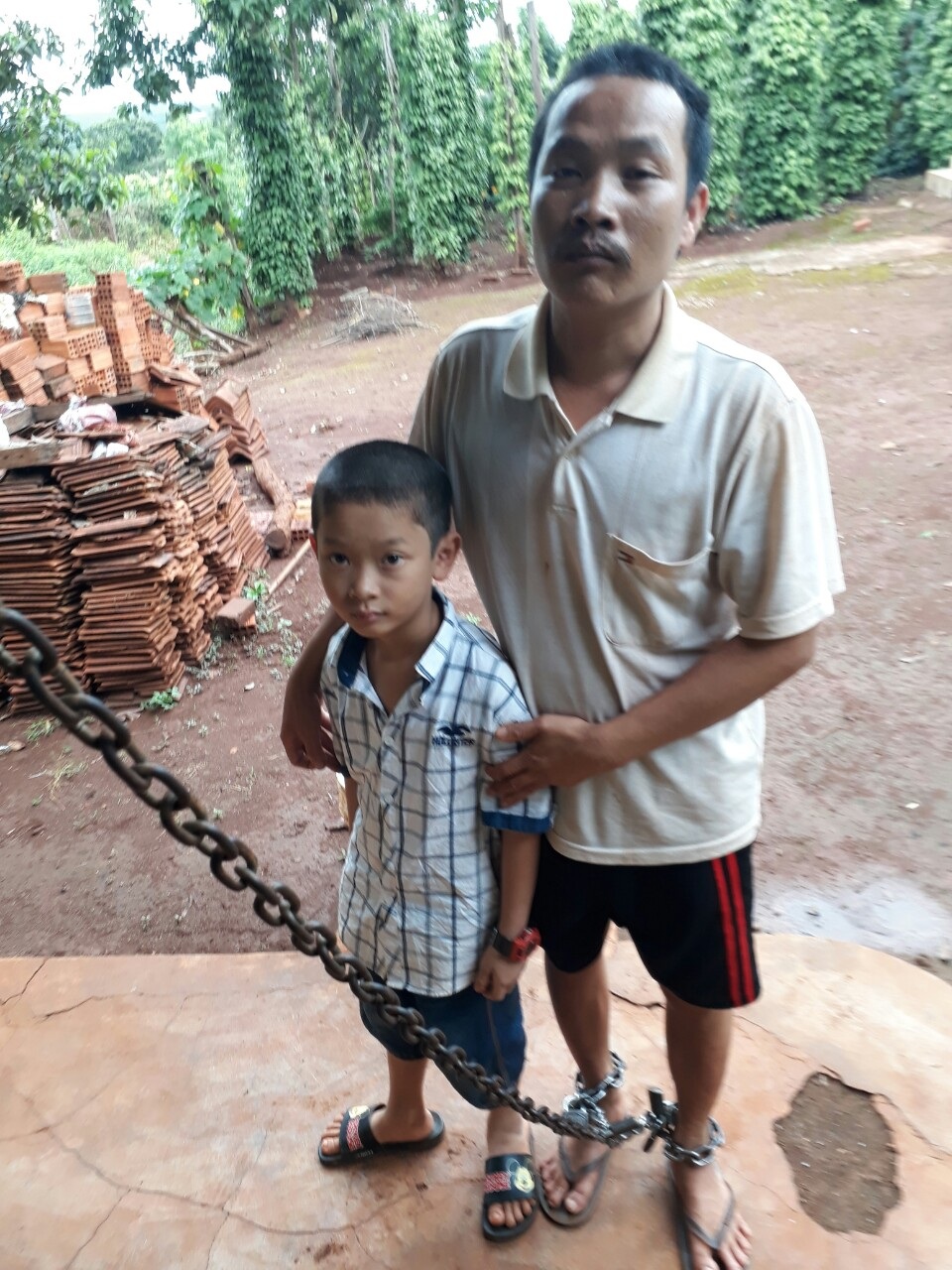 Người phụ nữ khóc cạn nước mắt vì chồng tâm thần, con mắc bệnh nan y - 7 Anh Thừa và người con trai 7 tuổi đang ngóng chờ mẹ con chị Thỏa sớm từ bệnh viện trở về