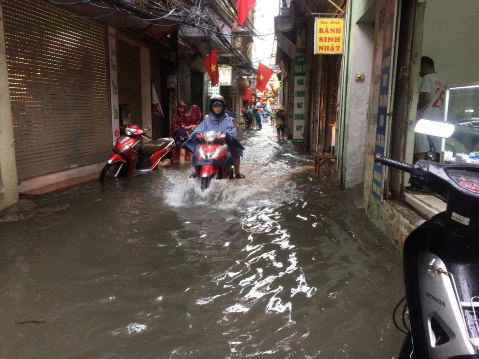 Hà Nội mưa 20 phút nước đã ngập nửa bánh xe - 2
Nước ngập sâu trong phố Chính Kinh.