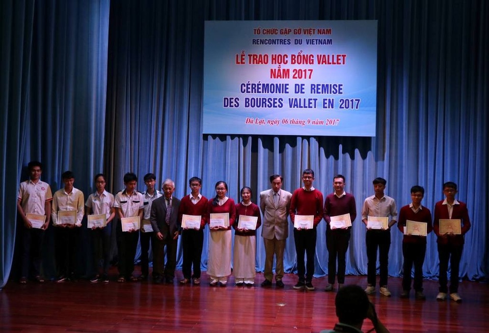 Trao học bổng Vallet đến học sinh, sinh viên nghèo vượt khó các tỉnh Tây Nguyên - 2 Dịp này, 179 em học sinh, sinh viên nghèo vượt khó các tỉnh Tây Nguyên và hai tỉnh Khánh Hòa, Ninh Thuận đã được trao học bổng Odon Vallet