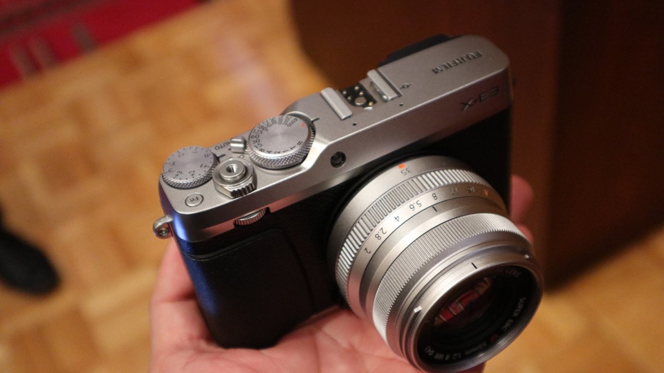 Trên tay Fujifilm X-E3, máy ảnh tầm trung có cấu hình khủng - 3 Về mặt thiết kế, X-E3 năm nay khá nhỏ gọn và ngoại hình tựa như một phiên bản X-Pro 2 thu nhỏ. So với thế hệ trước, năm nay Fujifilm rất hào phóng, mang lên dòng X-E3 một bánh xe tinh chỉnh và joystick, cho phép chỉnh tốc độ màn trập, bù trừ sáng… Điều mà chưa từng xuất hiện trên các dòng tầm trung.