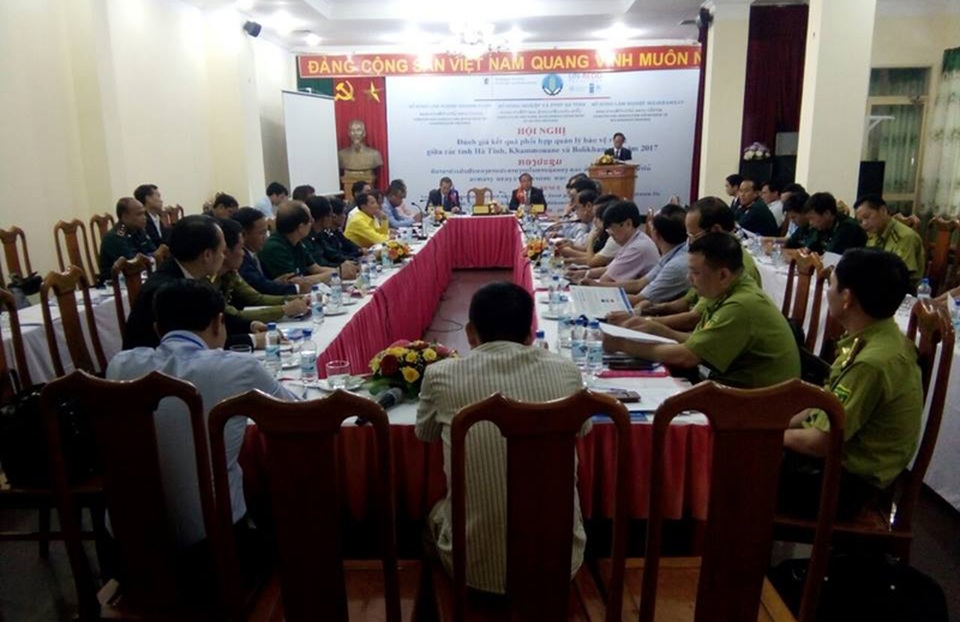 Hà Tĩnh cùng 2 tỉnh của Lào họp bàn xây dựng bộ quy tắc chung bảo vệ rừng - 3 Các đại biểu của của 3 tỉnh tham gia hội nghị tham gia thảo luận xây dựng bộ quy tắc chung về xử lí lâm tặc, bảo vệ rừng.