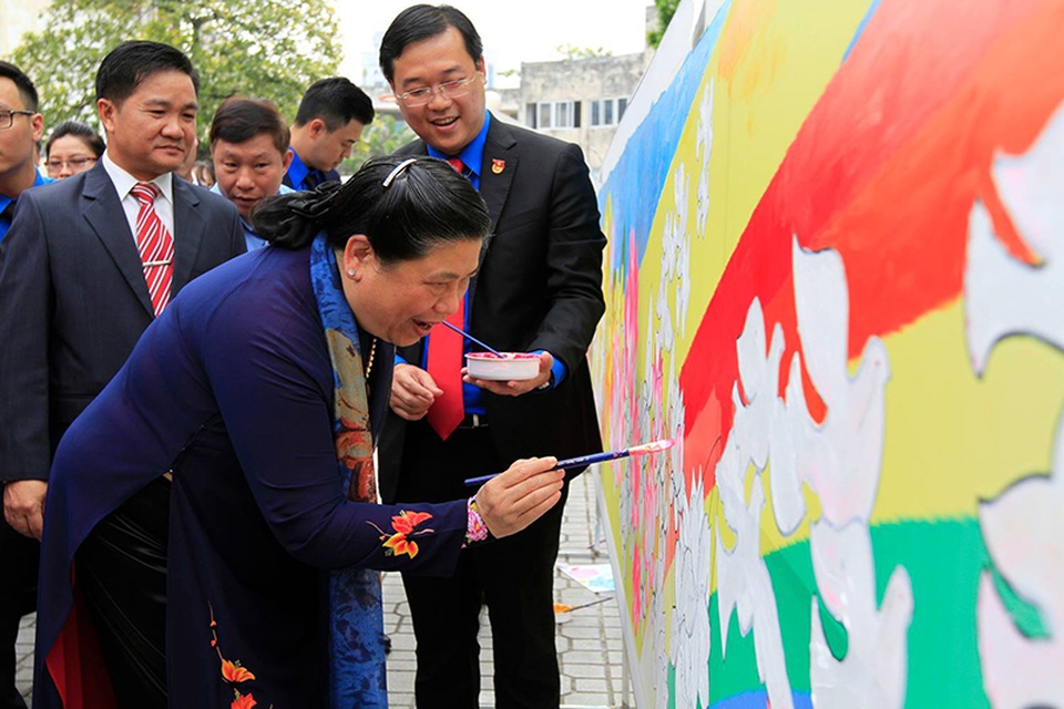 Khai mạc Gặp gỡ hữu nghị thanh niên Việt Nam – Lào 2017 - 5 Bà Tòng Thị Phóng và anh Lê Quốc Phong tham gia hoạt động vẽ tranh cùng thanh niên Việt - Lào