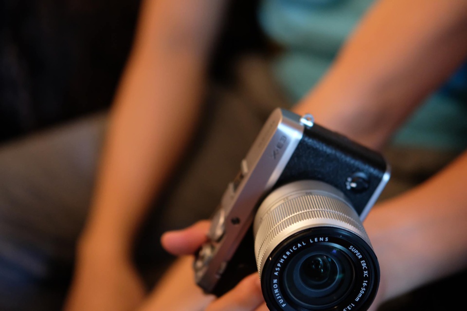 Trên tay Fujifilm X-E3, máy ảnh tầm trung có cấu hình khủng - 6 Ngoài ra, X-E3 cũng là mẫu máy ảnh không gương lật đầu tiên trong dòng X Series tích hợp kết nối không dây Bluetooth năng lượng thấp và đi cùng kết nối Wi-Fi.