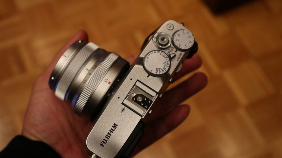 Trên tay Fujifilm X-E3, máy ảnh tầm trung có cấu hình khủng - 5 Về khả năng chụp ảnh, X-E3 cho khả năng chụp liên tục tốc độ cao, thời gian khởi động là 0,4 giây, khoảng chụp 0,25 giây, thời gian trập là 0,05 giây và tốc độ lấy nét tự động nhanh nhất 0,06 giây. Đối với khả năng quay video, X-E3 cho cho phép quay video 4K ở 30 khung hình/giây.