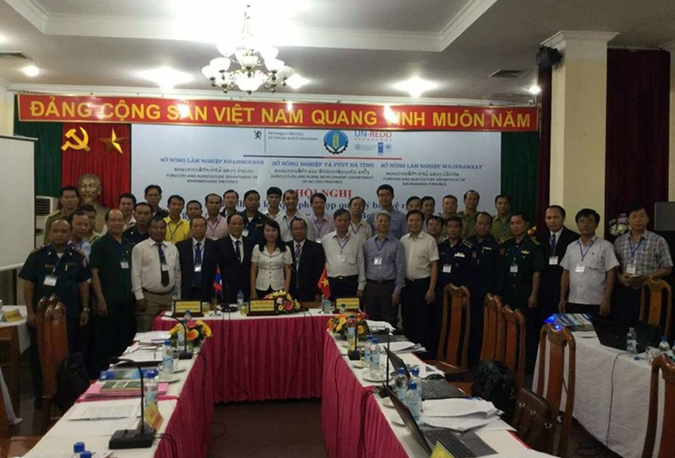 Hà Tĩnh cùng 2 tỉnh của Lào họp bàn xây dựng bộ quy tắc chung bảo vệ rừng - 1 Các đại biểu của tỉnh Hà Tĩnh và 2 tỉnh Khăm Muộn và Bôlykhămxay (CHDCND Lào) trong buổi khai mạc hội nghị đánh giá kết quả phối hợp quản lý, bảo vệ rừng khu vực biên giới Việt – Lào sáng nay.