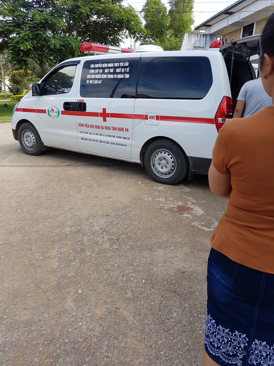 “Vượt biên” cứu bệnh nhân bị tai nạn nằm trước cửa tử - 1 Vượt hơn 500km từ Nghệ An (Việt Nam) sang Xiêng Khoảng (Lào) chiếc xe cấp cứu của BVHNĐK Nghệ An đã cấp cứu thành công bệnh nhân nằm trước cửa tử.