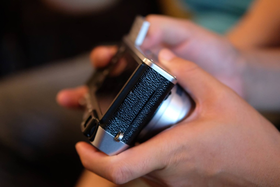 Trên tay Fujifilm X-E3, máy ảnh tầm trung có cấu hình khủng - 4
Tuy nhiên việc trang bị nút joystick khá thú vị, đồng nghĩa với việc hãng loại bỏ 4 phím điều hướng nhằm tiết kiệm diện tích và hoạt động tốt khi ngắm chụp bẳng viewfinder. Hãng này vẫn trang bị cho X-E3 một kính ngắm quang học, bộ dò quang và màn hình cảm ứng 3.0 độ phân giải cao. Màn hình cảm ứng này cho phép sử dụng để chọn vùng lấy nét và hỗ trợ các tính năng xem ảnh, tùy chỉnh nhanh.