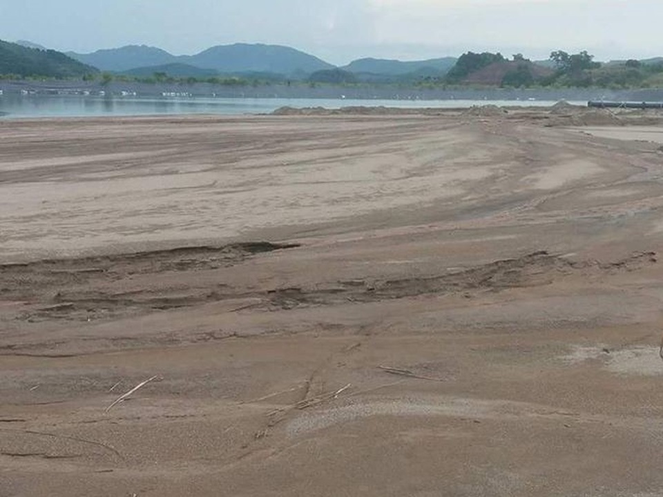 Những bãi tro xỉ mênh mông như thế này nhưng cứ đầy lên trông thấy mỗi ngày