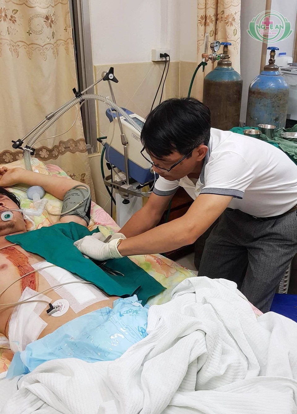 “Vượt biên” cứu bệnh nhân bị tai nạn nằm trước cửa tử - 3 Các bác sỹ bằng mọi giá phải cứu được bệnh nhân đang trong tình trạng nguy kịch.