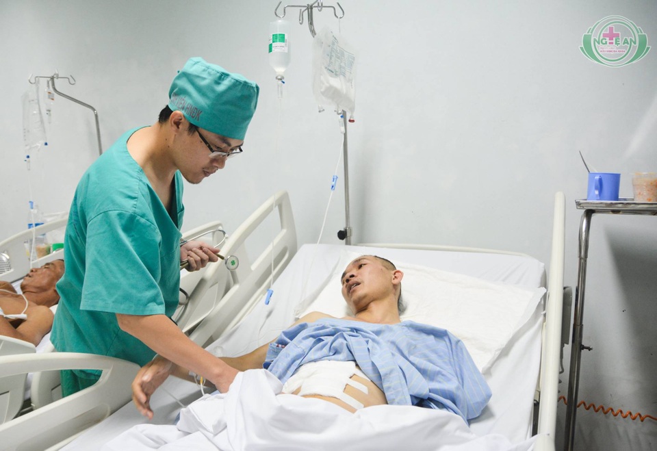 “Vượt biên” cứu bệnh nhân bị tai nạn nằm trước cửa tử - 5 Sau 5 ngày được hồi sức tích cực tại Bệnh viện Nghệ An, hôm nay, bệnh nhân đã cai được máy thở, rút ống nội khí quản, tỉnh táo.