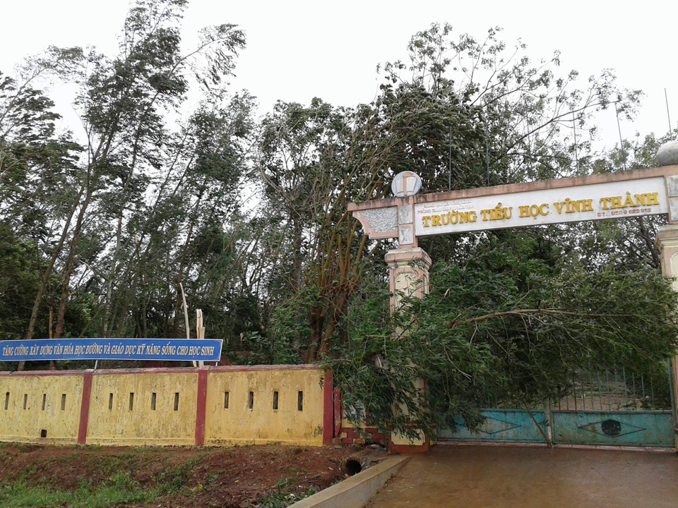 Bão quần thảo dồn dập, tơi tả Hà Tĩnh - 16
Trường tiểu học Vĩnh Thành (Vĩnh Linh, Quảng Trị) ngổn ngang (Ảnh: Đăng Đức)