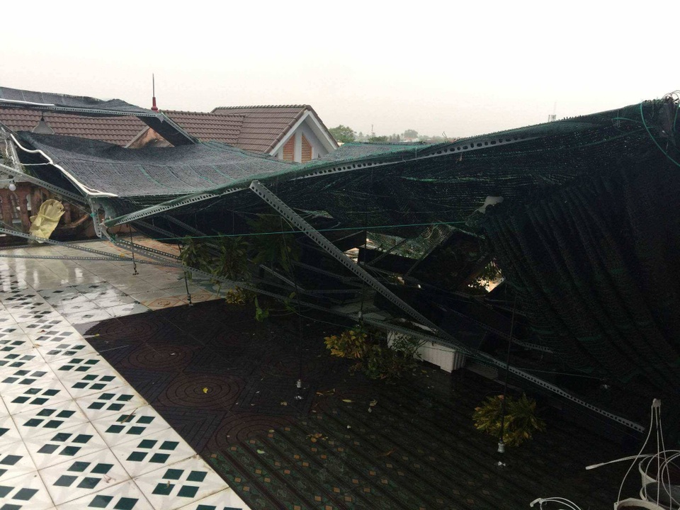 Bắc miền Trung mưa trắng trời, gió giật dữ dội trong bão - 14
Một công trình nhà dân bị đổ sập tại Thừa Thiên Huế. (Ảnh: Đại Dương)