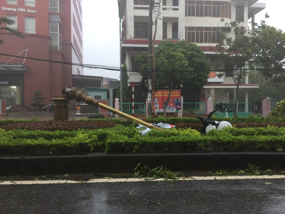 Bắc miền Trung mưa trắng trời, gió giật dữ dội trong bão - 19 Bắc miền Trung mưa trắng trời, gió giật dữ dội trong bão - 19