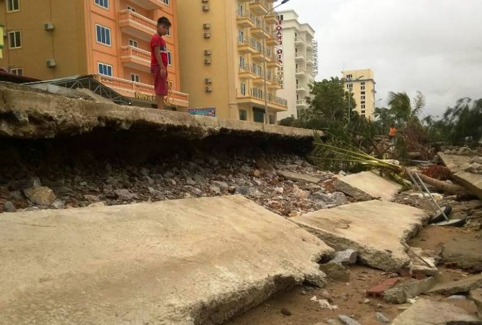 Đầu tư 100 tỷ đồng làm kè biển sau bão số 10 - 5 Công trình kè biển đổ sập sau bão