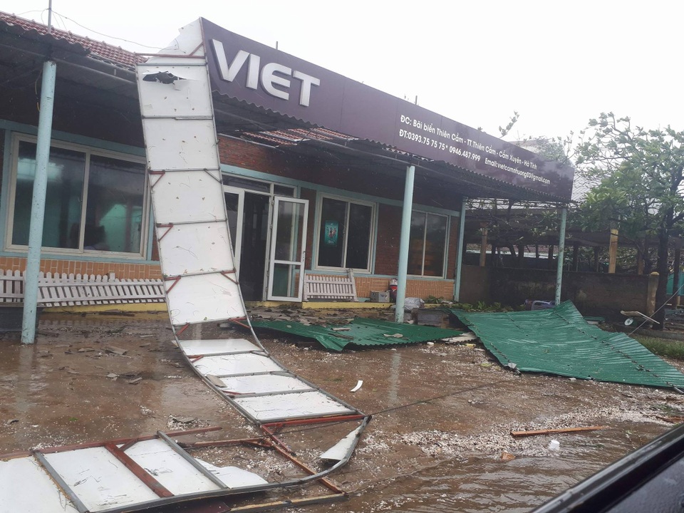 Bão quần thảo dồn dập, tơi tả Hà Tĩnh - 2 Bão quần thảo dồn dập, tơi tả Hà Tĩnh - 2