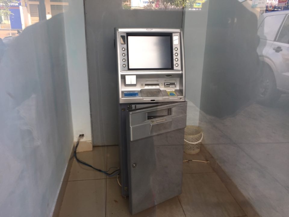 Dùng xà beng cạy trụ ATM trộm tiền - 2
Cây ATM bị phá hư hỏng