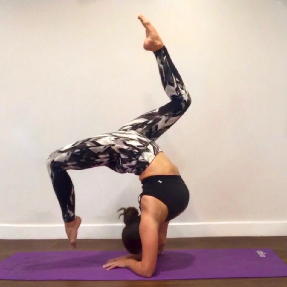 Người đẹp ngực bự từ bỏ đam mê tiệc tùng để làm giáo viên yoga - 8
Casey tiết lộ bạn trai bí mật của cô rất thích ngắm người yêu mặc gợi cảm tập yoga