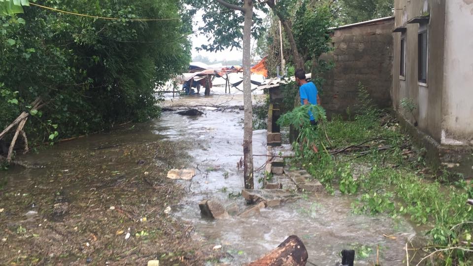 Làng chài Hòa Lam “thất thủ” trong cơn bão số 10 - 3 Ông Nghĩa phải leo qua bờ tường để vào nhà ...