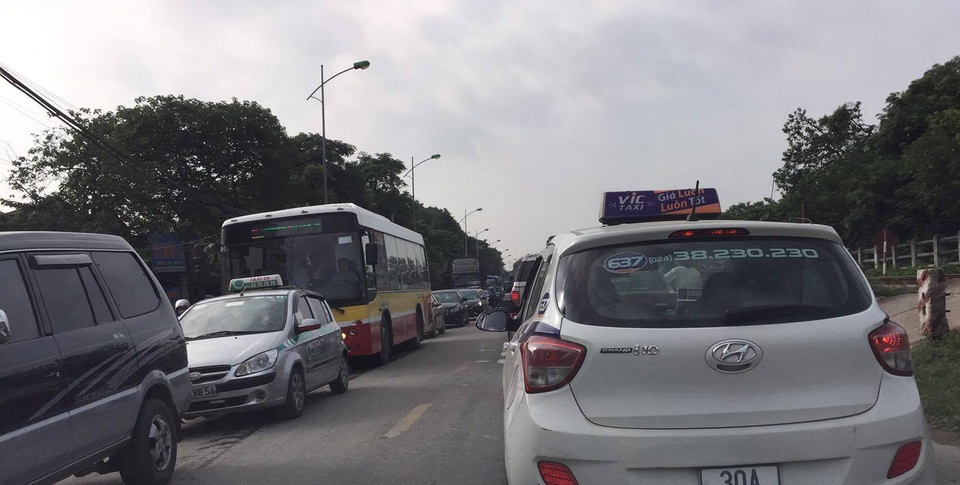 Hà Nội: Tàu hỏa tông nát bét xe tải, quốc lộ 1 tắc nghẽn nghiêm trọng - 4 Hà Nội: Tàu hỏa tông nát bét xe tải, quốc lộ 1 tắc nghẽn nghiêm trọng - 4