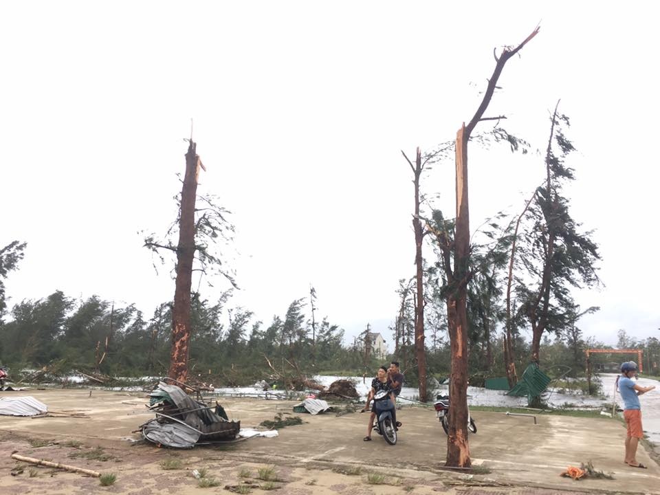 Làng chài Hòa Lam “thất thủ” trong cơn bão số 10 - 17 Làng chài Hòa Lam “thất thủ” trong cơn bão số 10 - 17