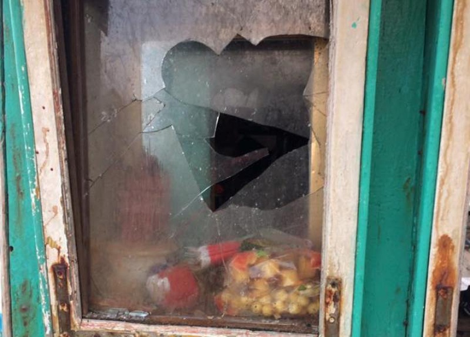 Tàu cá của ngư dân bị tấn công trên biển - 3 Một số cửa kính trên tàu bị đập phá