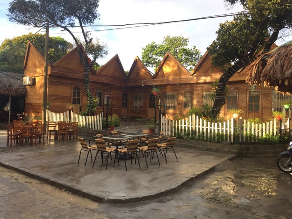 
Cơ quan chức năng cố gắng giảm thiểu thiệt hại cho người dân khi tháo dỡ lều du lịch
