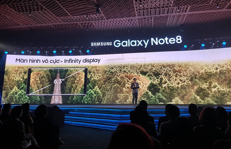 Galaxy Note8 chính thức ra mắt tại Việt Nam, giá 22,5 triệu đồng - 2 Đại diện Samsung Vina giới thiệu về màn hình vô cực trên Note8