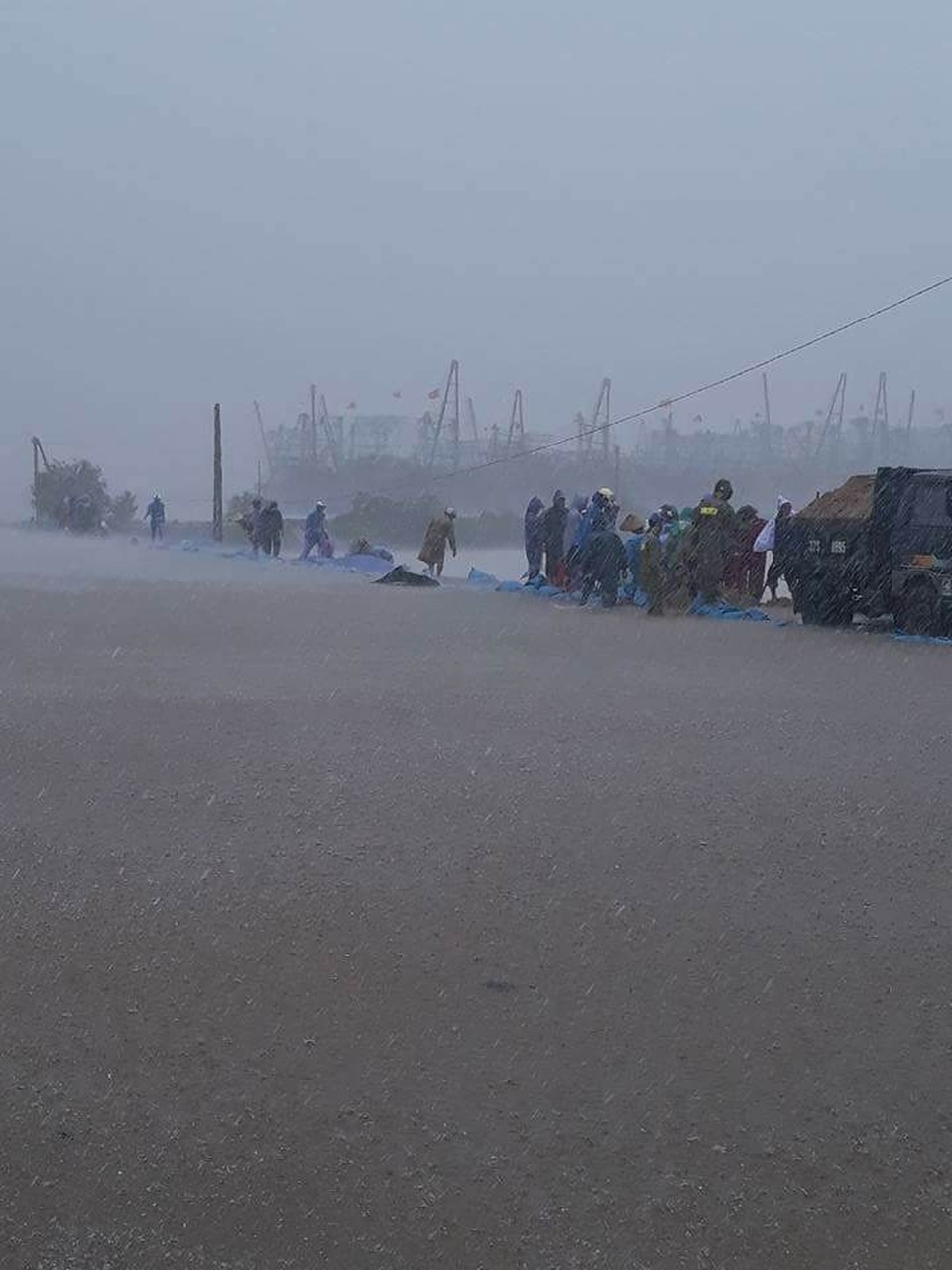 Bão quần thảo dồn dập, tơi tả Hà Tĩnh - 12
Đê sông Mai Giang (Quỳnh Lưu, Nghệ An) xói lở (Ảnh: Phạm Cảnh)