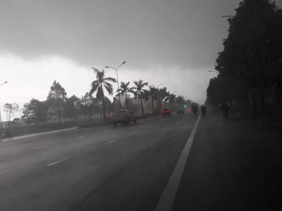 Bầu trời Nghệ An đen kịt, mưa to kèm gió giật mạnh - 1 Bầu trời Nghệ An đen kịt, mưa to kèm gió giật mạnh - 1