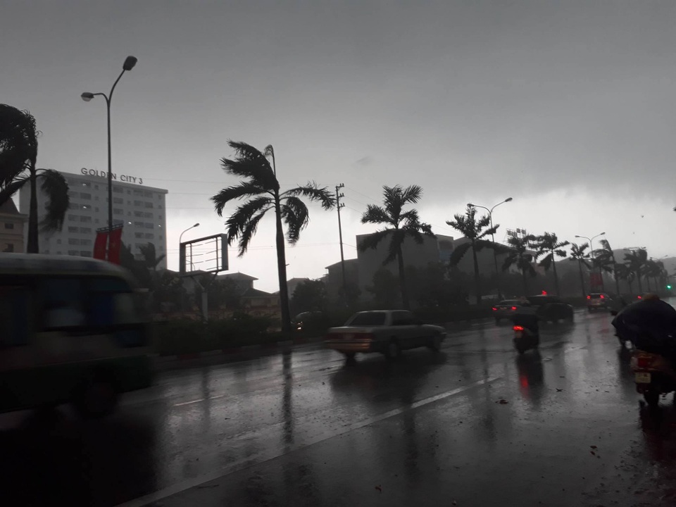 Bầu trời Nghệ An đen kịt, mưa to kèm gió giật mạnh - 2 Bầu trời Nghệ An đen kịt, mưa to kèm gió giật mạnh - 2