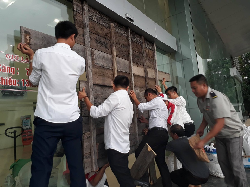 Bầu trời Nghệ An đen kịt, mưa to kèm gió giật mạnh - 4
Chặn bão.