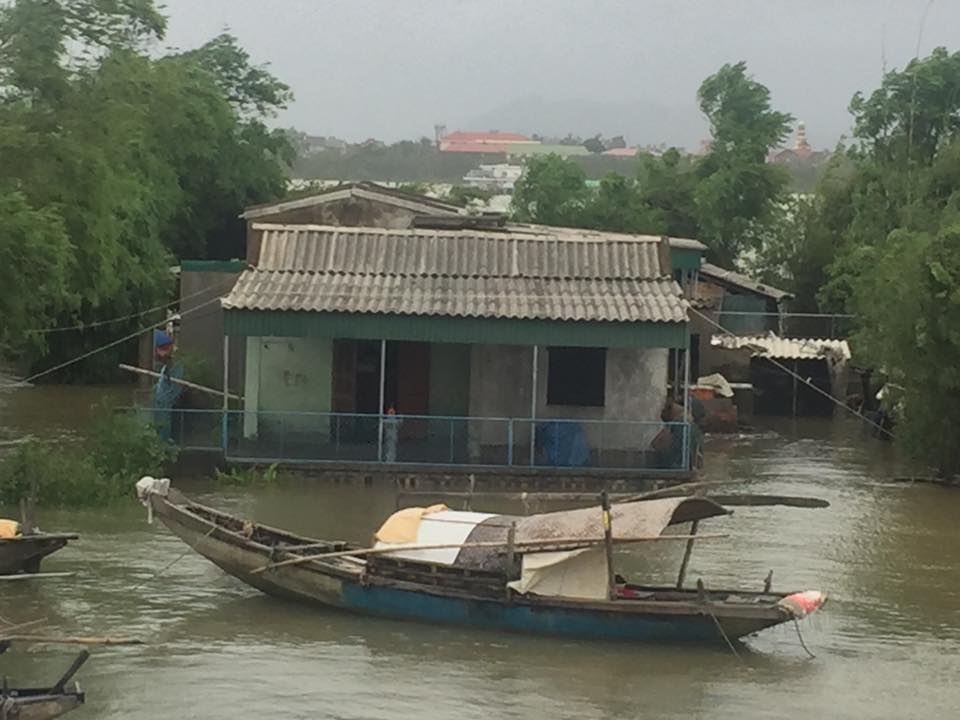 Làng chài Hòa Lam “thất thủ” trong cơn bão số 10 - 7 Căn nhà của bà Hòa bị nước ngập hơn 1m.