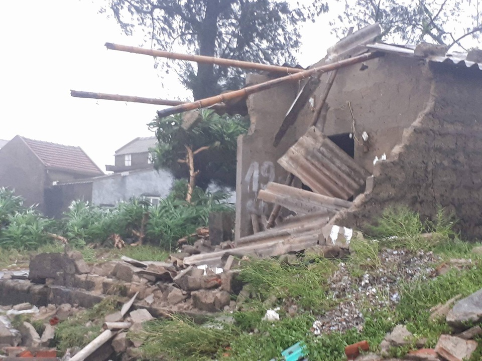 Bắc miền Trung mưa trắng trời, gió giật dữ dội trong bão - 23
Ngôi nhà cấp 4 bị gió đánh tốc mái, sập tường. (Ảnh: Văn Dũng)